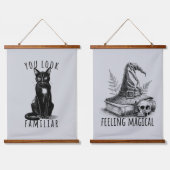 You Look Familiar Black Cat Feeling Magical Witch Wandteppich Mit Holzrahmen (Doppelt)