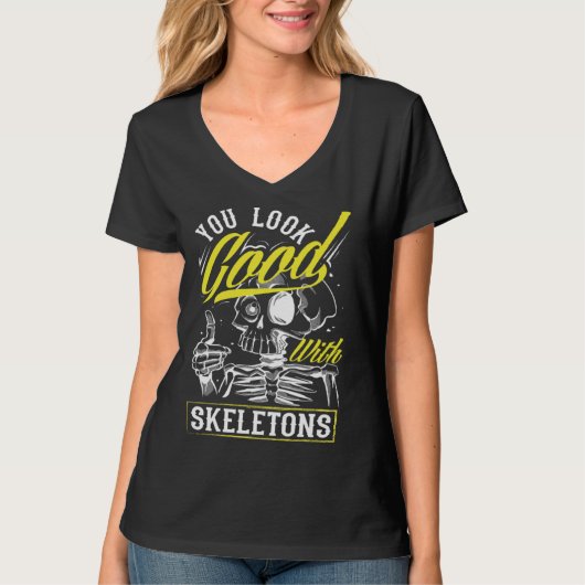 You Look Good With Skeletons Dark Goth T-Shirt (Vorderseite)