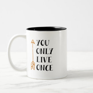You Only Live Once - YOLO Arrow Design for T-Shirt Zweifarbige Tasse
