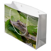 Young Alligator Große Geschenktüte (Rückseite Schrägansicht)