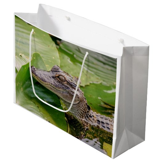Young Alligator Große Geschenktüte (Vorderseite Schrägansicht)
