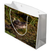 Young Alligator Große Geschenktüte (Rückseite Schrägansicht)