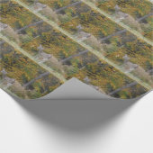 Young Bambi Deer mit Fallbäumen. Geschenkpapier (Ecke)