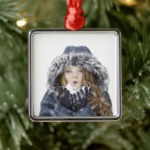 Young Beautiful Girl in Winter Ornament Aus Metall