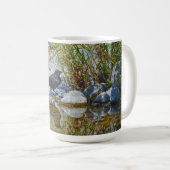 Young Black Raven reflektiert in Pool Kaffeetasse (VorderseiteRechts)