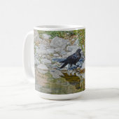 Young Black Raven reflektiert in Pool Kaffeetasse (Vorderseite Links)