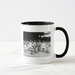 Young Boys und Mädchen auf dem Baseball-Feld Tasse