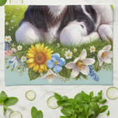 Young Calf mit Blumenreath und Schmetterlingen Geschirrtuch (Gefaltet)