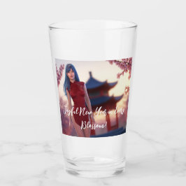 Young Cheongsam Beauty Posing für chinesisches Neu Glas