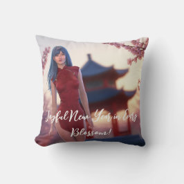 Young Cheongsam Beauty Posing für chinesisches Neu Kissen