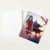 Young Cheongsam Beauty Posing für chinesisches Neu Planer (Anzeige)