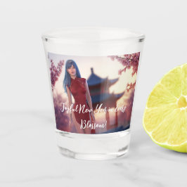 Young Cheongsam Beauty Posing für chinesisches Neu Schnapsglas