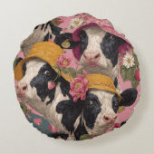 Young Cows Wearing Spring Hats In Strawberry Field Rundes Kissen (Rückseite)