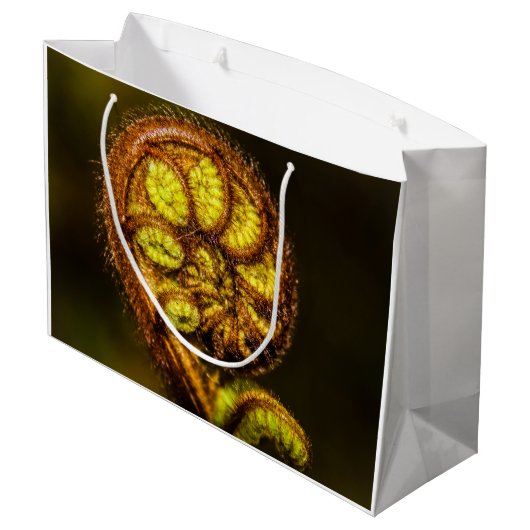 Young Fern Blätter Große Geschenktüte (Rückseite Schrägansicht)