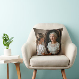 Young Girl Blick auf Old Lady Reflection Kissen
