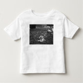 Young Girl Picking Cranberries Fotografie Kleinkind T-shirt (Vorderseite)