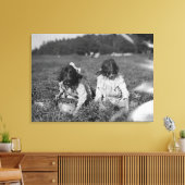 Young Girls Picking Cranberries Fotografie Leinwanddruck (Insitu (Wohnzimmer))