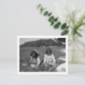 Young Girls Picking Cranberries Fotografie Postkarte (Stehend Vorderseite)