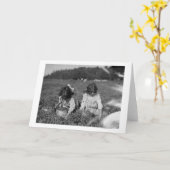 Young Girls Picking Cranberries Photograph Karte (Gelbe Blume)