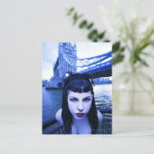 Young Goth Frau lehnt sich andeutend nahe Tower Postkarte (Stehend Vorderseite)