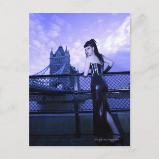 Young Goth woman bei Tower Bridge, London Postkarte