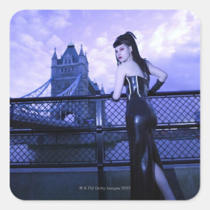 Young Goth woman bei Tower Bridge, London Quadratischer Aufkleber