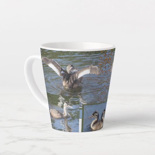 Young Grebe Birds Design Latte Tasse (Linke Ecke)