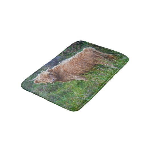 Young Highland Cow Bath Mat Badematte (Schrägansicht)