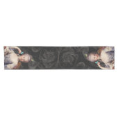 Young Marie Antoinette blauer Schmetterling auf Bl Kurzer Tischläufer (Horizontal)