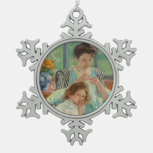 Young Mother Näwing Schneeflocken Zinn-Ornament
