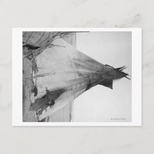 Young Oglala Indian Girl mit Welpe außerhalb von T Postkarte