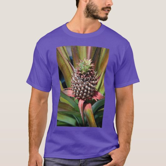 Young pineapple growing under the tropical sun T-Shirt (Vorderseite)