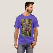 Young pineapple growing under the tropical sun T-Shirt (Vorne ganz)