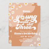 Young Wild and Three Birthday Party Boho Daisy Einladung (Vorne/Hinten)