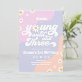 Young Wild and Three Birthday Party Boho Daisy Einladung (Stehend Vorderseite)
