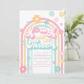 Young Wild and Three Boho Daisy Rainbow Birthday Einladung (Stehend Vorderseite)