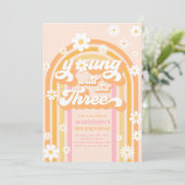 Young Wild and Three Boho Daisy Rainbow Birthday Einladung (Stehend Vorderseite)