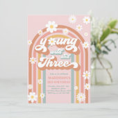 Young Wild and Three Boho Daisy Rainbow Birthday Einladung (Stehend Vorderseite)