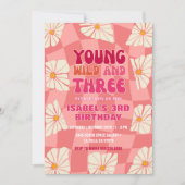 Young Wild and Three | Groovy Daisy Dritter Geburt Einladung (Vorderseite)