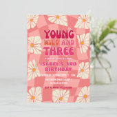 Young Wild and Three | Groovy Daisy Dritter Geburt Einladung (Stehend Vorderseite)