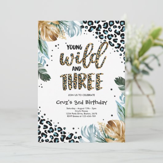 Young Wild and Three Jungle Leopard Print Geburtst Einladung (Stehend Vorderseite)