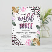 Young Wild and Three Jungle Leopard Print Geburtst Einladung (Stehend Vorderseite)