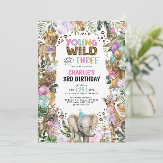 Young Wild and Three Party Animals Girl zum Geburt Einladung (Stehend Vorderseite)