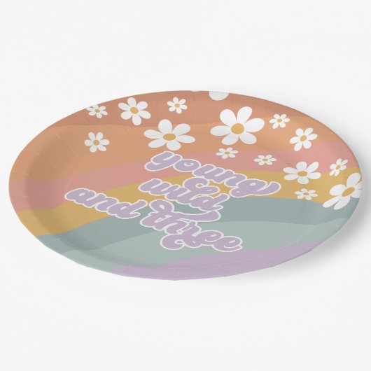 Young Wild and Three Retro Rainbow Pappteller (Schrägansicht)