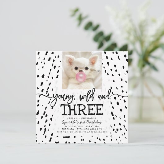 Young Wild and Three Safari Animal Print Birthday Einladung (Stehend Vorderseite)