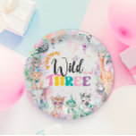 Young Wild and Three Safari Animals Girl zum Gebur Pappteller<br><div class="desc">Feiern Sie Ihren kleinen Geburtstag mit den zauberhaften Tellern Young Wild und Three Safari Animals Girl Birthday Paper, die eine tiefe emotionale Verbindung mit den Familien schaffen, die eine fröhliche und abenteuerliche Feier planen. Dieser charmante Gegenstand bringt die Spannung einer tropischen Safari zum Leben und macht sie zu einer idealen...</div>
