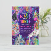 Young Wild and Three Safari Neon Cheetah Geburtsta Einladung (Stehend Vorderseite)