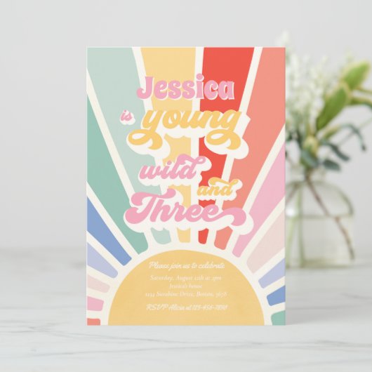 Young Wild and Three Sunshine 3rd Rainbow Birthday Einladung (Stehend Vorderseite)