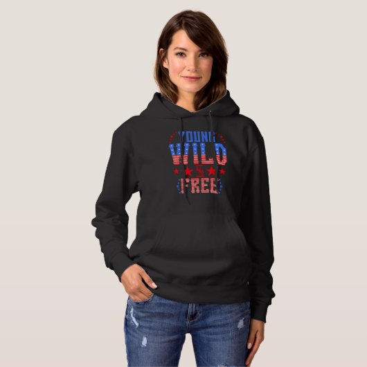 Young Wild & Free Memorial Day Patriotic Mama Girl Hoodie (Vorne ganz)