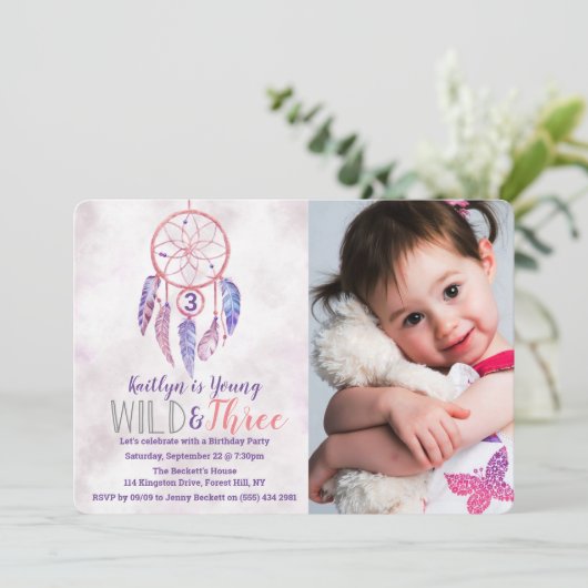 Young, Wild & Three Boho Foto Einladung zum Geburt (Stehend Vorderseite)